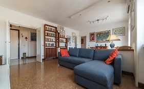 Roomy And Bright Apartment With Terrace